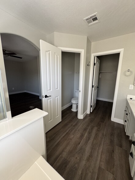 Primary Bathroom Water Closet & Walk In Closet - 524 W Mountain Sage Dr