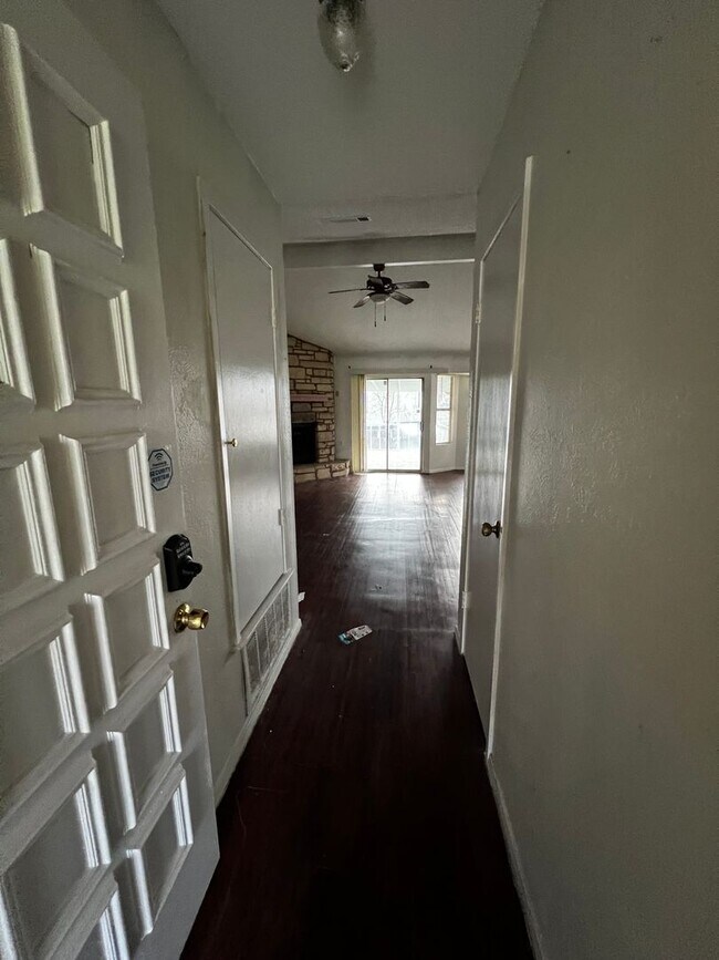 Building Photo - Great 3 bedroom, 2 bath available early April