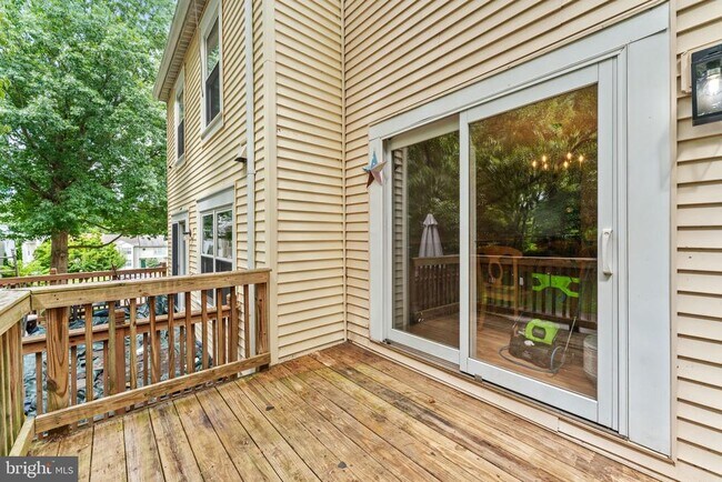 Building Photo - 13 Aviary St