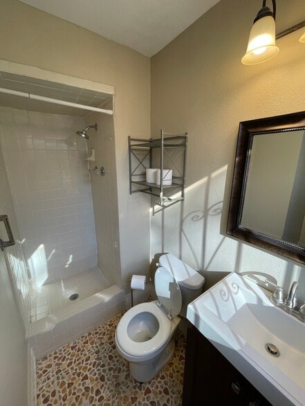 Master Bathroom - 501 W Mistletoe Ave