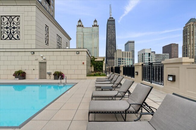 Building Photo - 10 E Delaware Pl