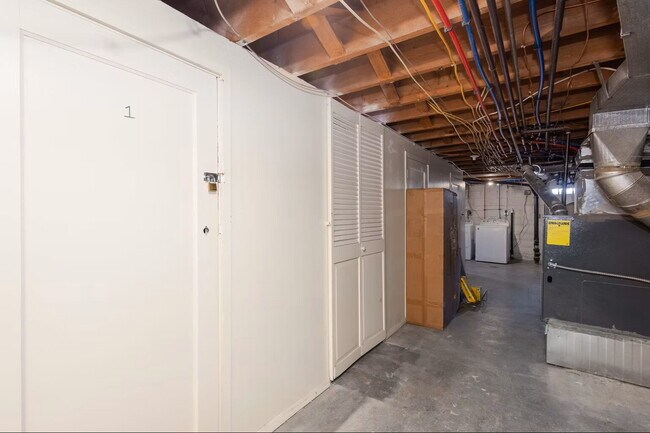 Building Photo - Spacious 1BR/1BA plus HUGE office/den!