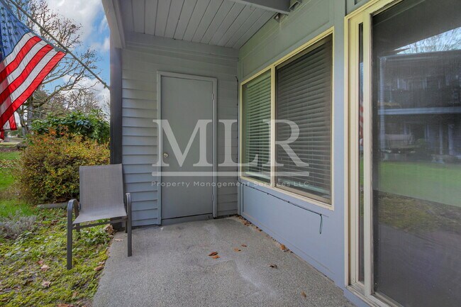 Building Photo - Peaceful 2 bed 2 bath condo