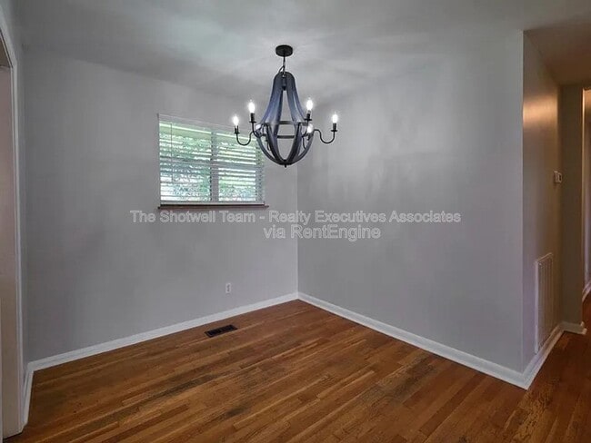 Building Photo - 1005 Francis Rd