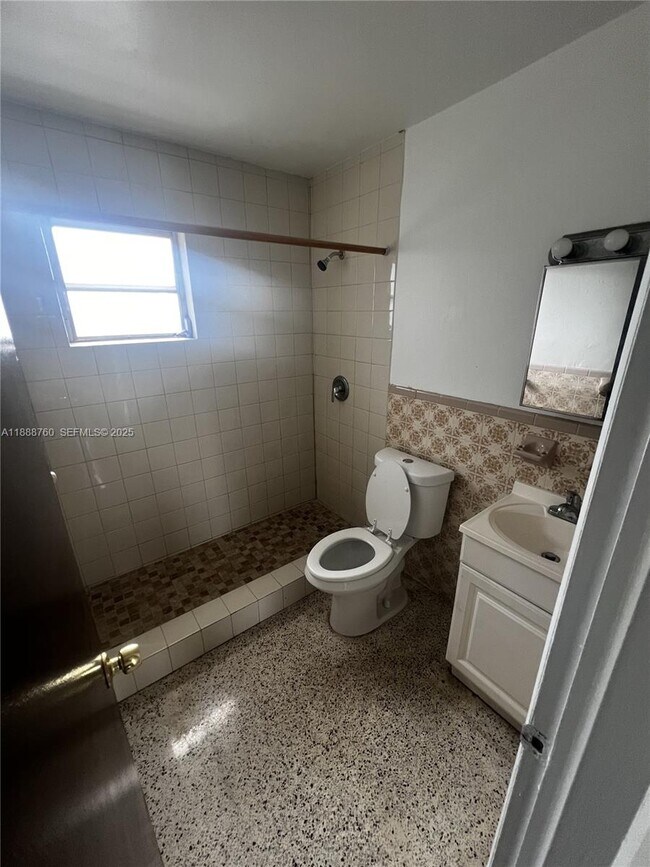 Building Photo - 619 SW 11th Ave