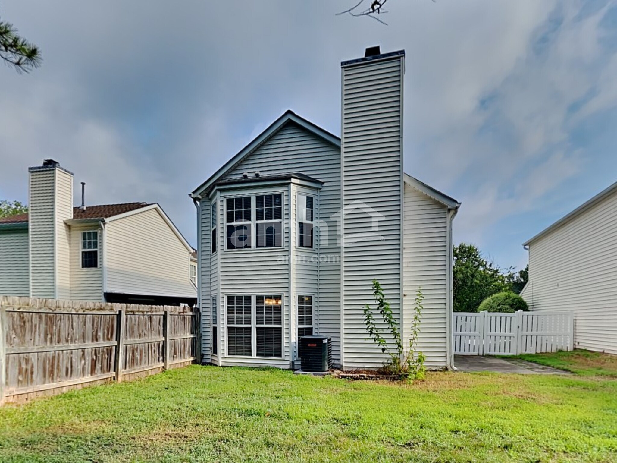 Building Photo - 4220 Lake Woodard Dr