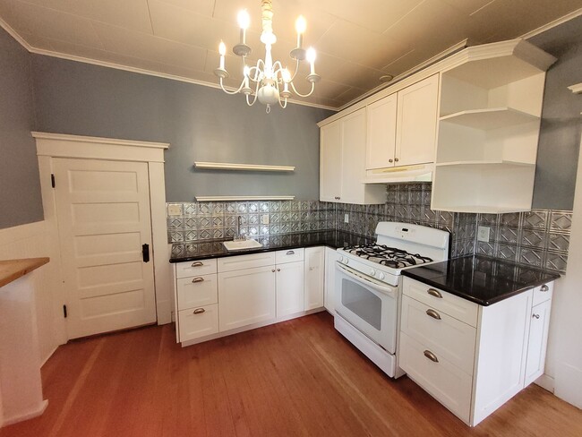 Building Photo - Charming Home in the York Neighborhood