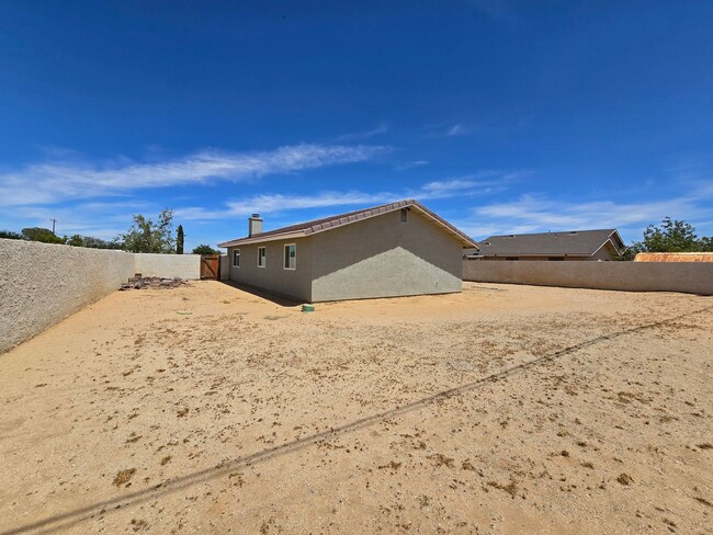 Building Photo - For Rent in California City – 3 Bed / 2 Ba...
