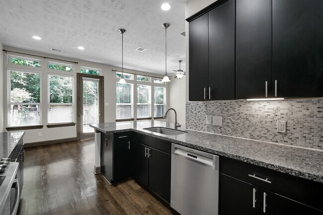Building Photo - 111 Aventura Pl