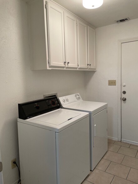 Building Photo - 3904 Clarke Ave