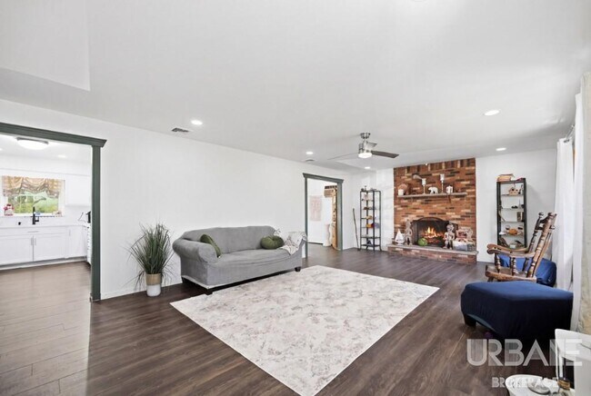 Building Photo - Stunning Mid Century American Ranch