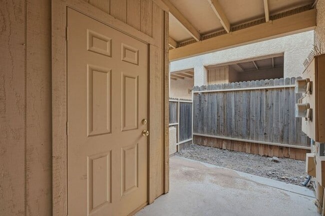 Building Photo - Pending/ Rented - Comfortable Eastside Liv...