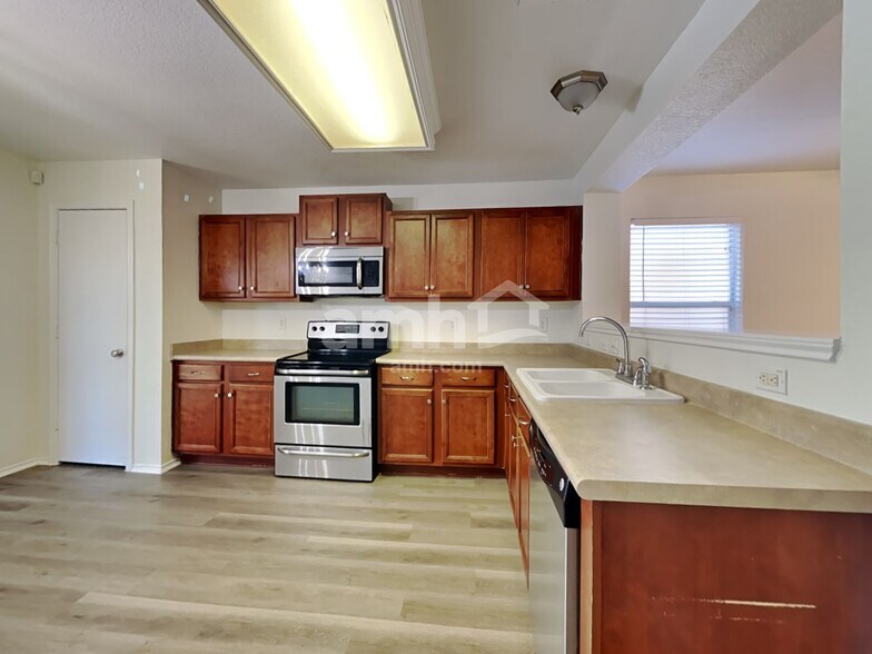 Building Photo - 825 Barrel Point