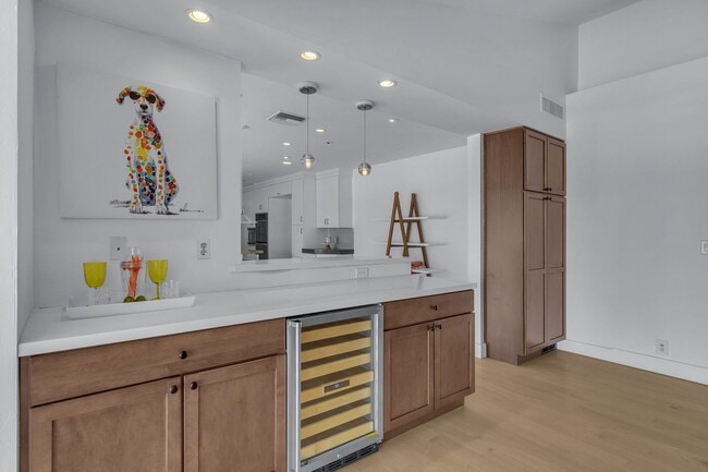 Building Photo - Mid-century modern home in Arcadia with pr...