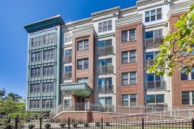 Building Photo - Gorgeous 2 bed + 1 Bath with a VIEW!