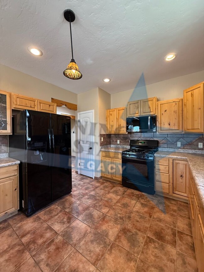 Building Photo - 4-Bedroom Home - New Carpet & Fresh Paint!