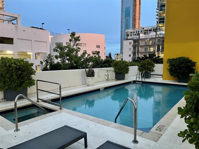 Building Photo - 444 N E St