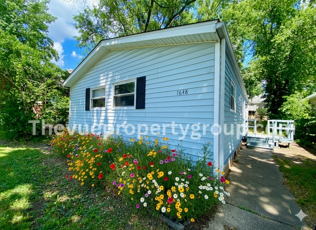 Building Photo - NO RENT until 2026! Lock in your new home now and enjoy the rest of the year rent-free! The depos...