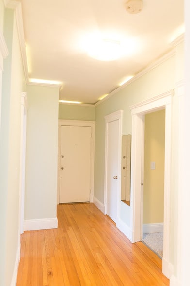 foyer - 6 Sutherland Rd