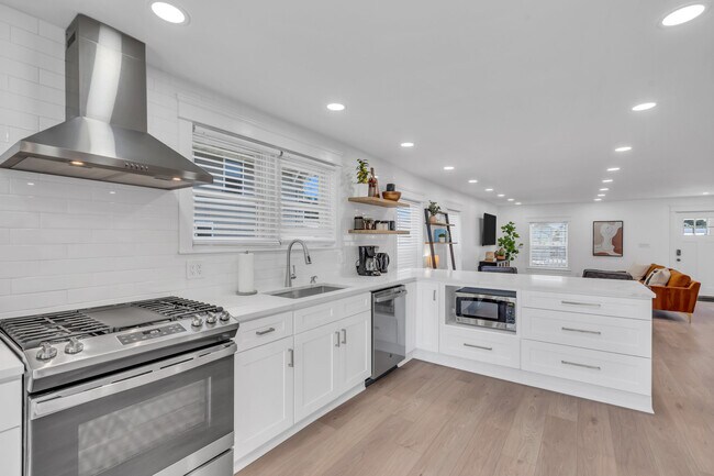 Building Photo - 1205 7th Ave