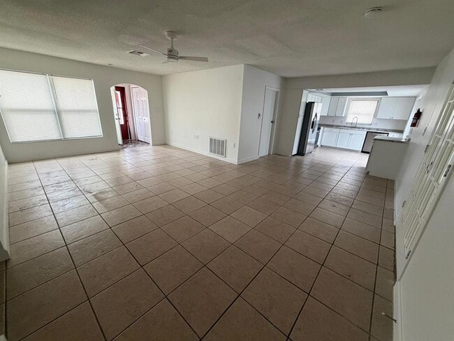 Building Photo - 8151 Saybrook Dr