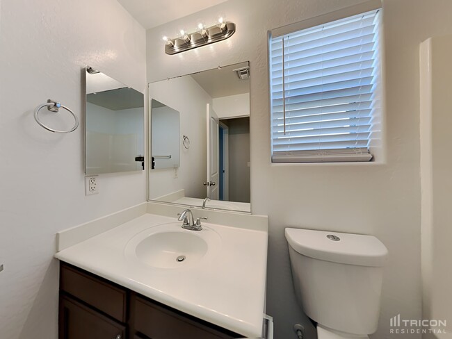 Building Photo - 1502 E Mayfield Dr