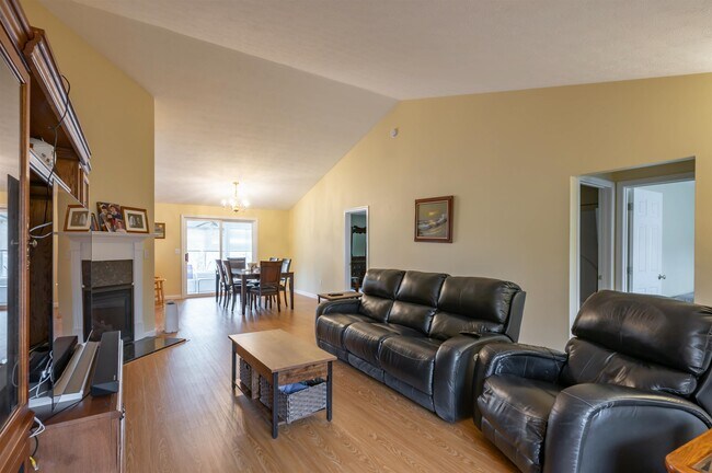 Building Photo - 4 Myopia Ln