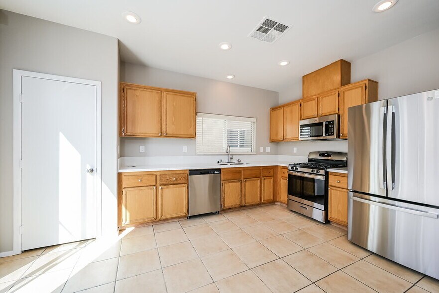 Building Photo - 6203 Alpine Tree Ave