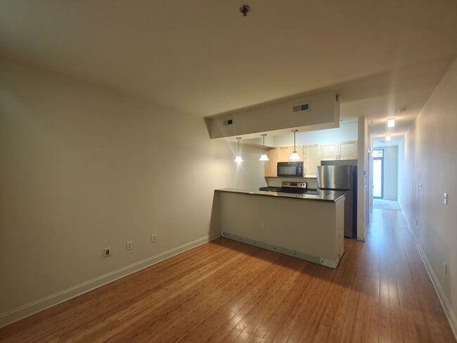 Building Photo - 1 bedroom condo with parking garage