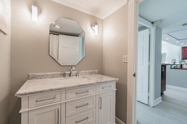 Building Photo - 880 Mandalay Ave