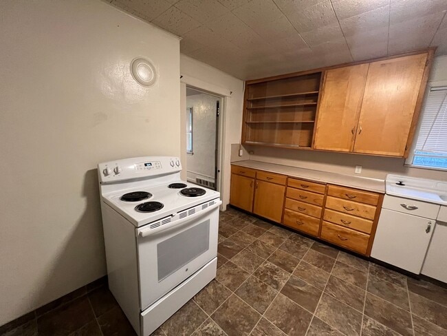 Building Photo - Upstairs Duplex Delight & $400 Credit for 1st Month's Rent