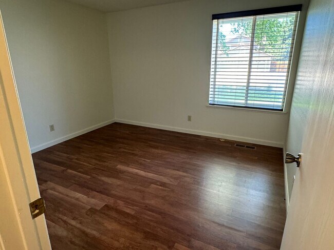Building Photo - 3 Bedroom 2 bath with beautiful landscapin...
