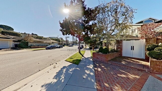 Building Photo - Beautiful Two-Level 5Bd 3.5Ba Home in Newport Beach