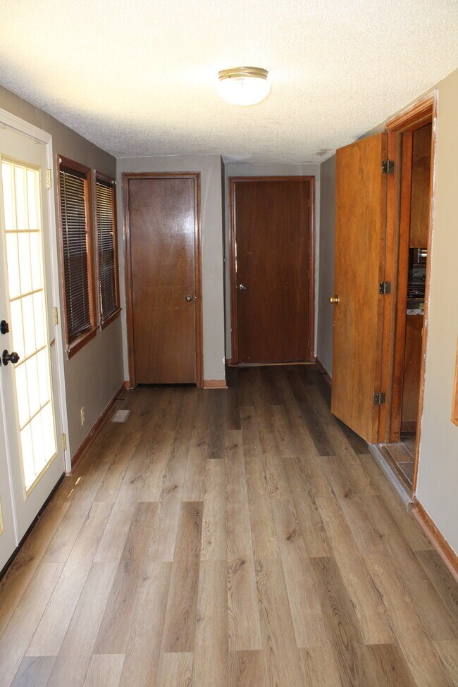 Building Photo - Move in Special - 3bed 2 bath in KCK off T...