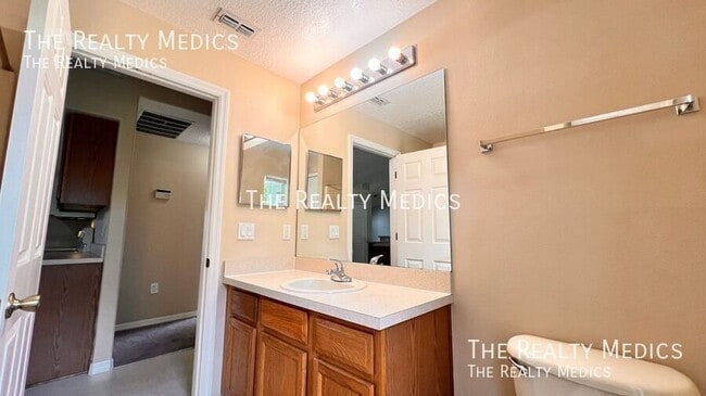 Building Photo - 1553 Ross Dr