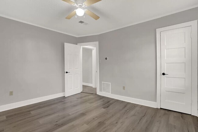 Building Photo - 3088 Manhattan Ave