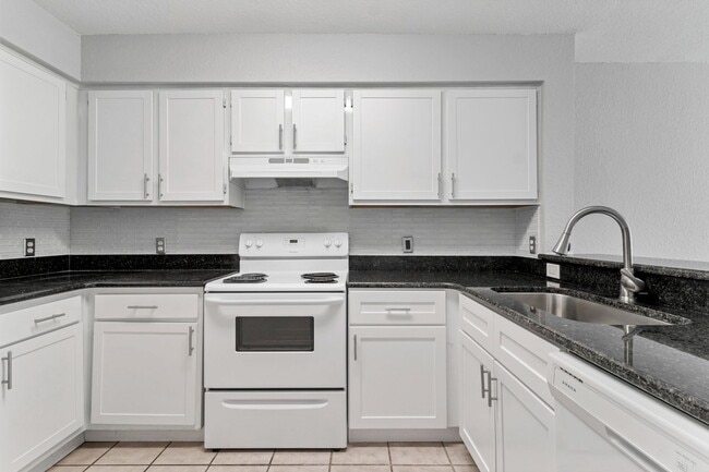 Building Photo - AVAILABLE ON 03/01/2026  Updated condo located in amazing location in Orlando!