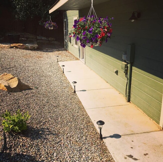 Building Photo - 3 Bedroom & 2 Bath Home with 2 Car Garage....