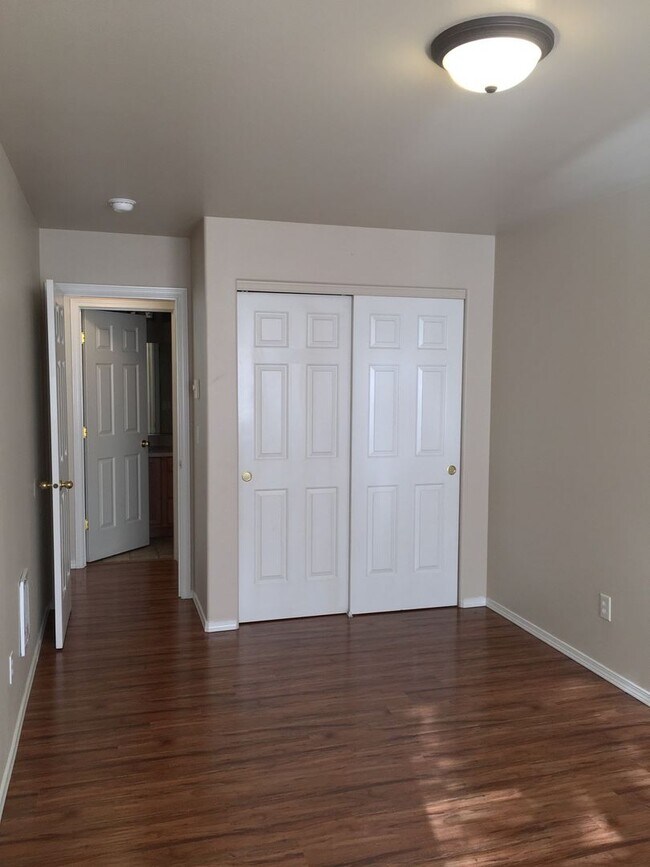 Building Photo - 3 Bedroom Duplex in SW Redmond
