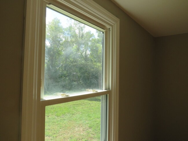 Building Photo - 3 Bedroom 2 Bath Home