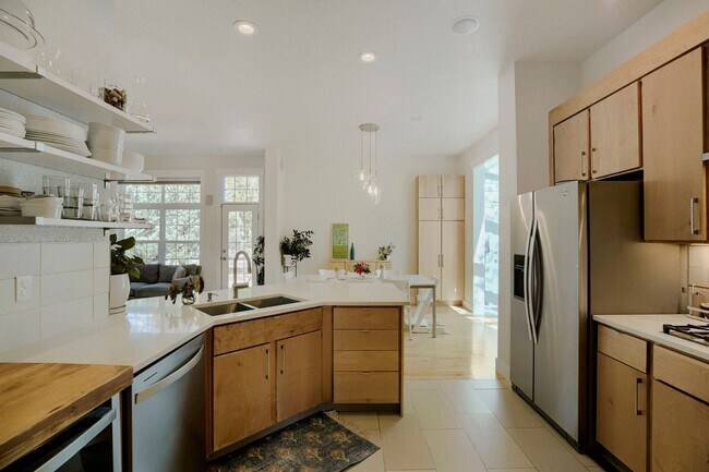 Building Photo - Gorgeous 4 Bedroom Home in NW Indian Peaks Neighborhood. Hardwood floors, Wine Closet and More