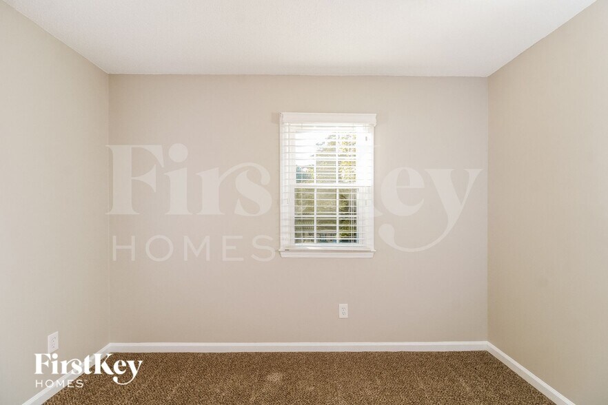 Building Photo - 402 Willow Spring Ct