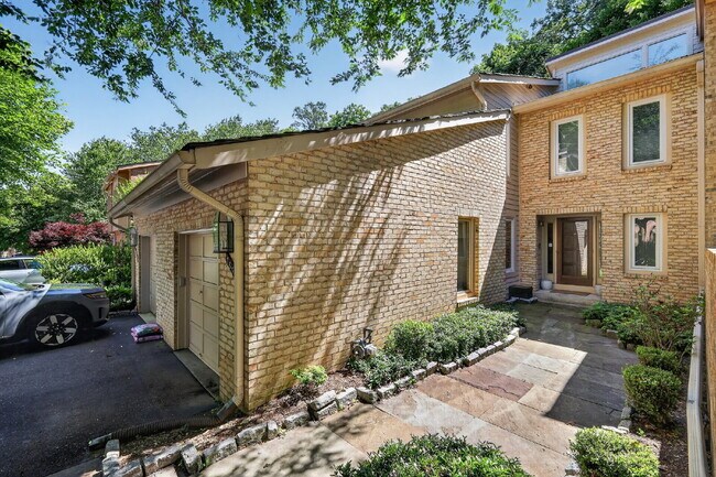 Building Photo - Elegant & Spacious Contemporary Townhome in Serene Potomac Enclave