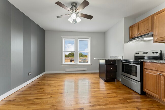 Building Photo - 7450 N Greenview Ave