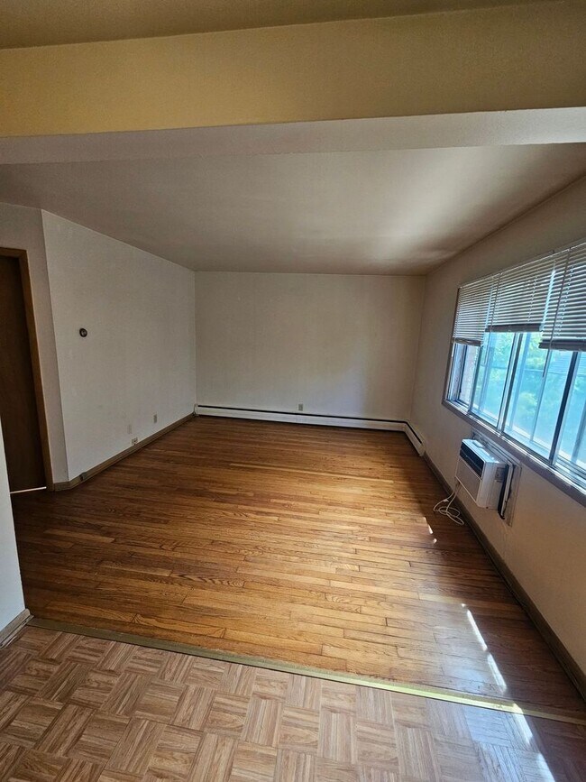 Interior Photo - 1851 N Oakland Ave (18 Unit)