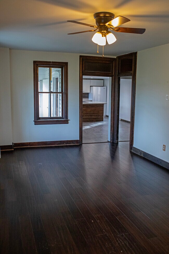 Living room - 4022 E Newport Rd