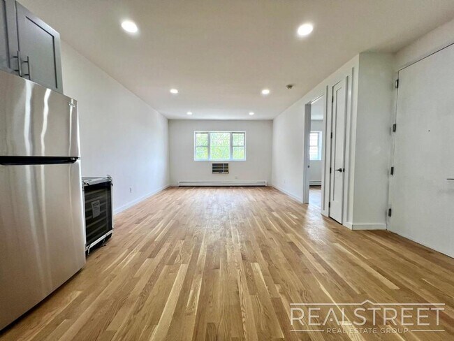 Building Photo - Brand New 4BD/2BA Penthouse with Skylight,...