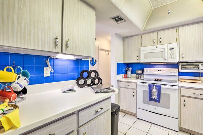 Building Photo - 572 Bellaire Dr