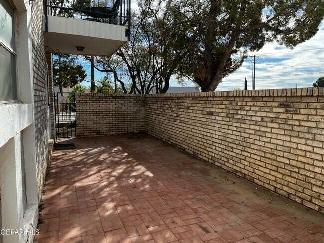 Building Photo - 6700 Escondido Dr