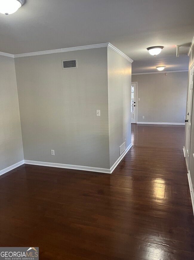 Building Photo - 220 S Zetterower Ave